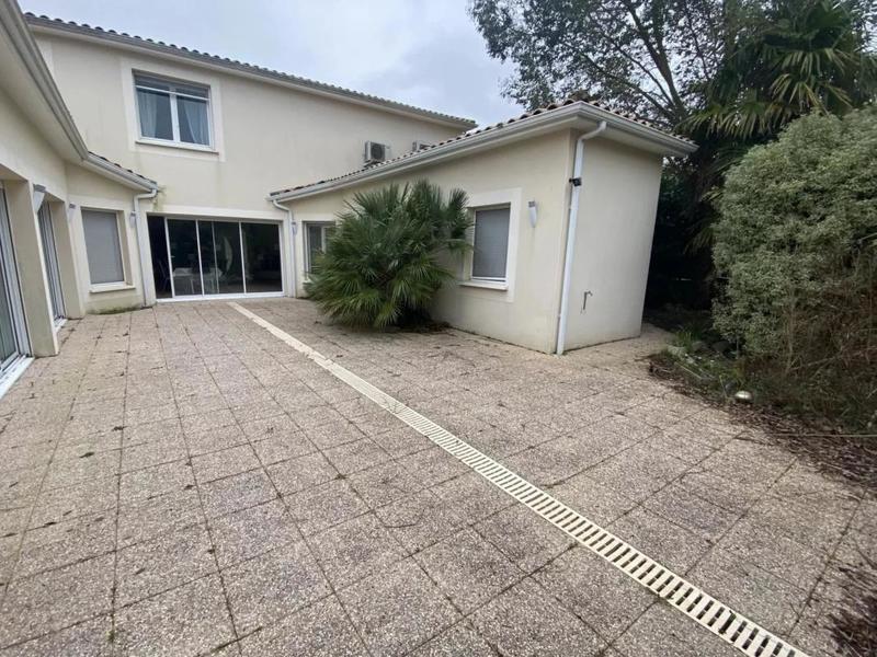 Propriété - 240 m² - 6 pièces