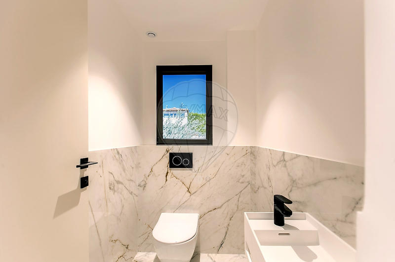 Maison - 280 m² - 8 pièces