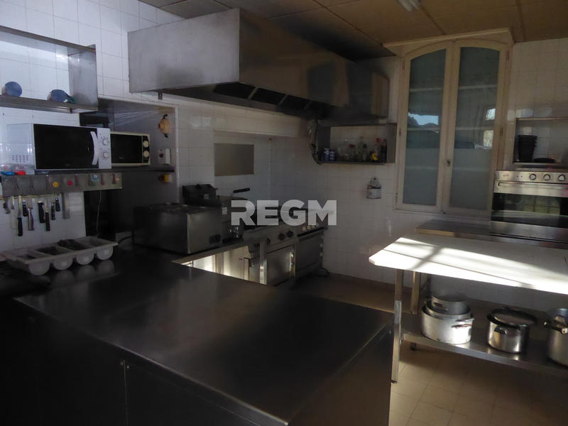 Propriété - 800 m² - 25 pièces