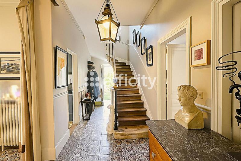 Maison - 304 m² - 9 pièces