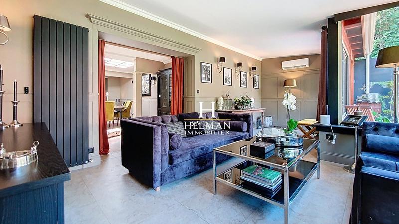 Maison - 221 m² - 10 pièces