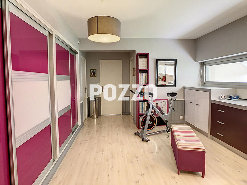 Maison - 230 m² - 7 pièces