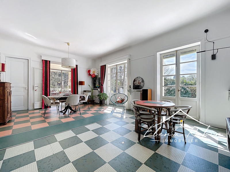 Propriété - 251 m² - 10 pièces