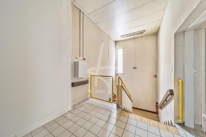 Local d'activités - 194 m² - 6 pièces