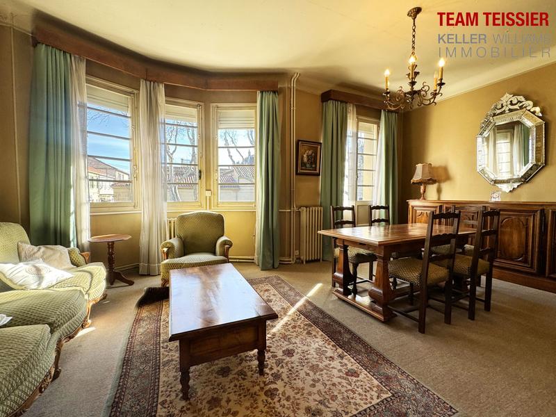 Maison - 240 m² - 9 pièces