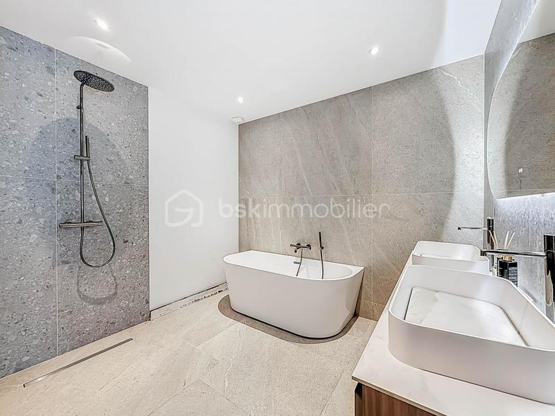 Maison - 346 m² - 8 pièces