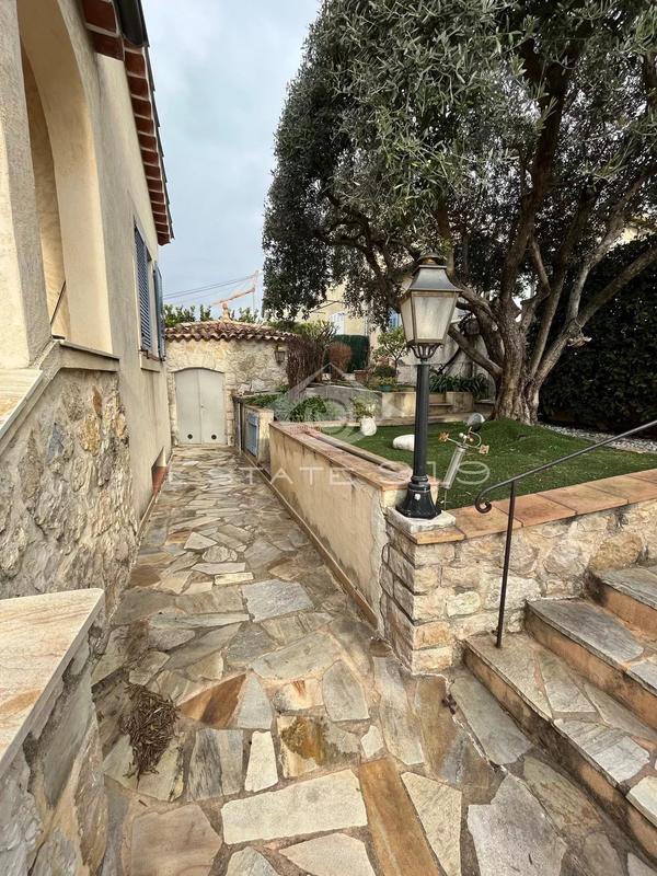 Villa - 181 m² - 7 pièces