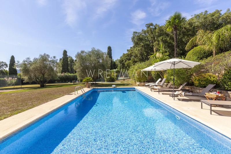 Maison - 237 m² - 8 pièces