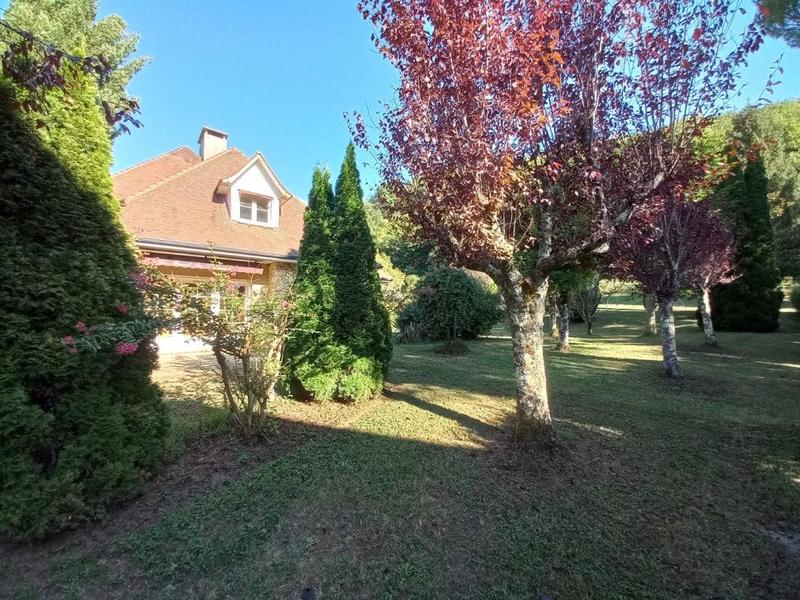 Maison - 300 m² - 11 pièces