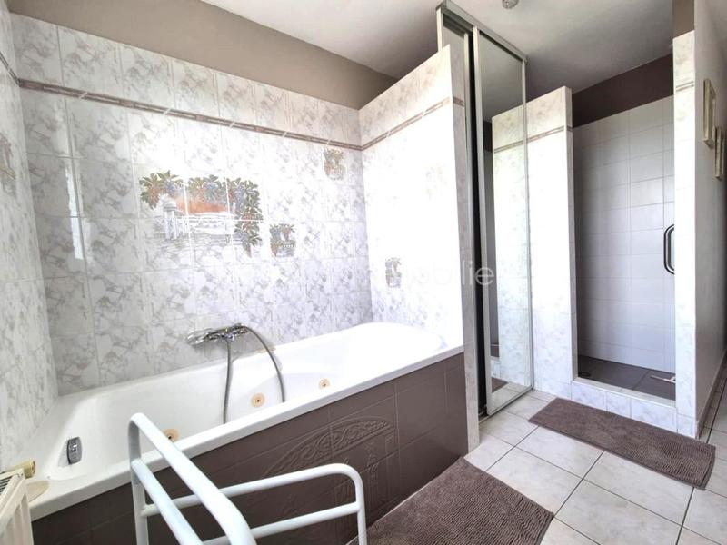 Maison traditionnelle - 190 m² - 9 pièces