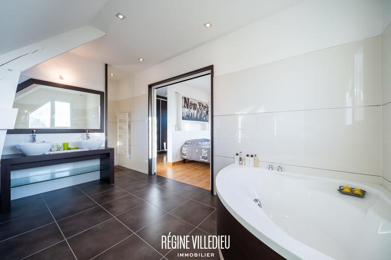 Maison - 296 m² - 7 pièces