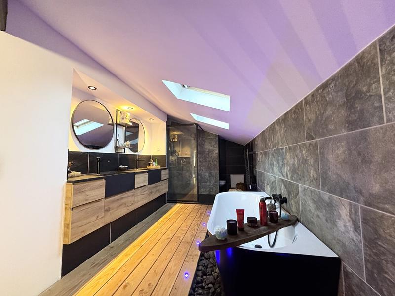 Villa - 243 m² - 7 pièces