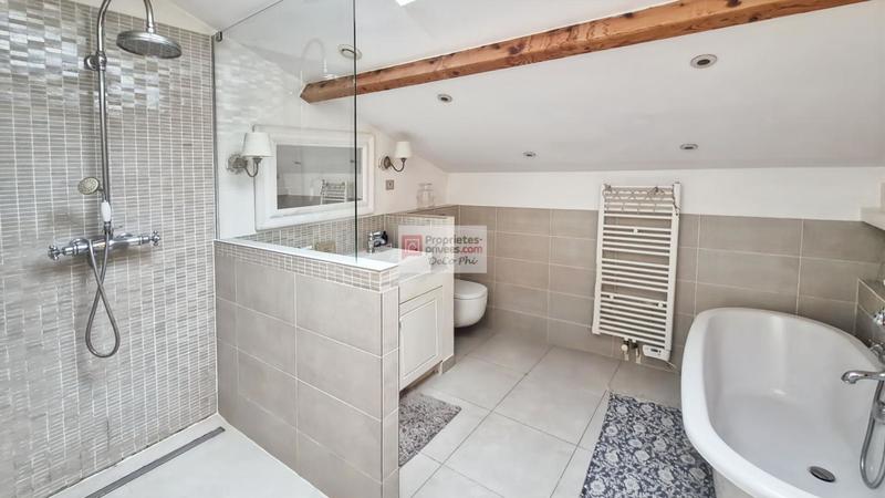 Maison - 280 m² - 9 pièces