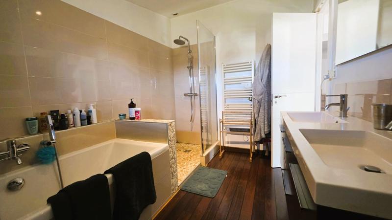 Maison - 240 m² - 8 pièces