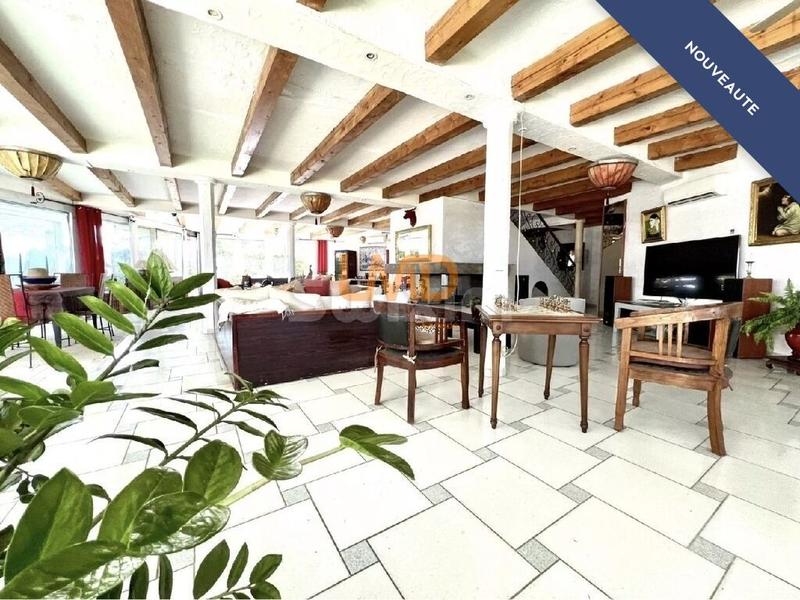 Maison d'architecte - 405 m² - 8 pièces