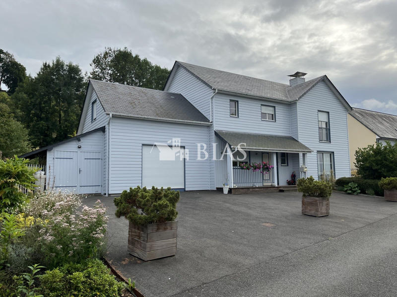 Maison - 218 m² - 8 pièces