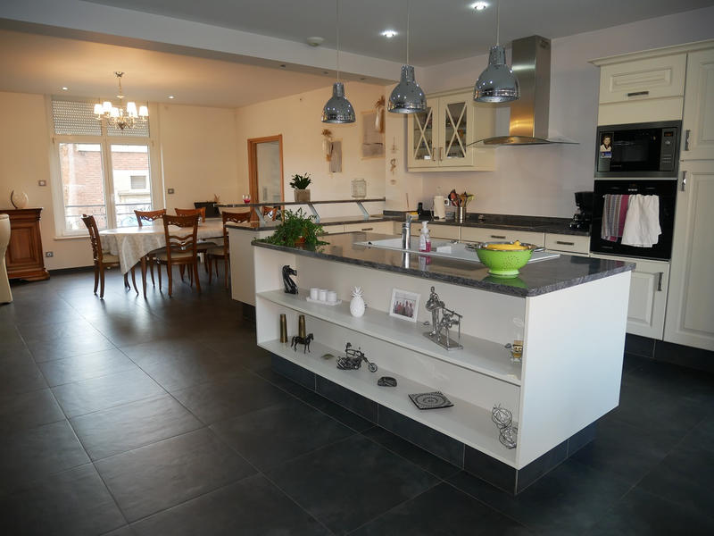 Maison - 244 m² - 10 pièces