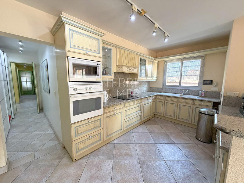 Maison - 240 m² - 7 pièces