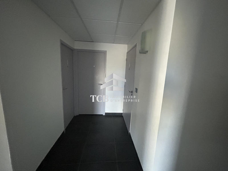 Local d'activités - 607 m²