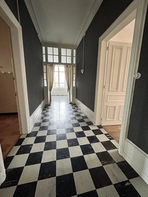 Maison - 252 m² - 8 pièces