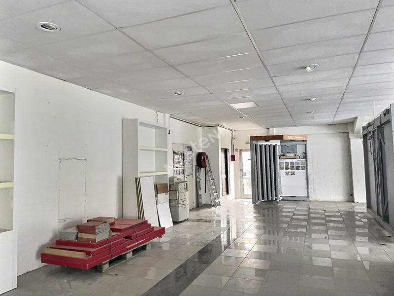 Local commercial - 1 920 m²