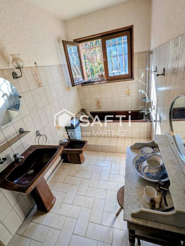 Maison - 250 m² - 8 pièces