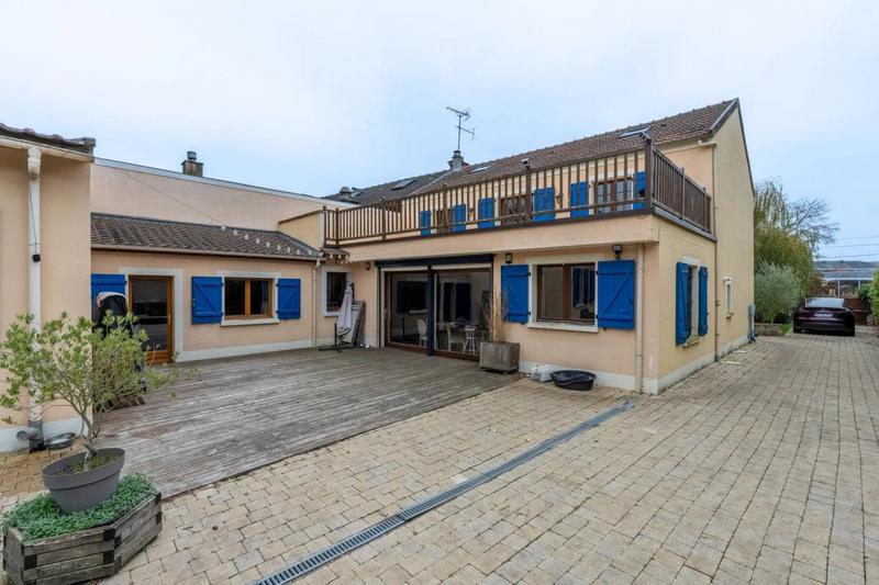 Maison - 260 m² - 12 pièces