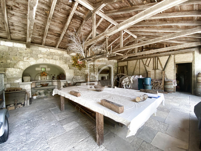 Propriété - 250 m² - 12 pièces