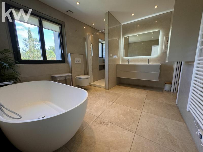 Maison - 230 m² - 6 pièces