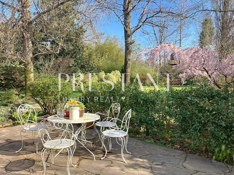 Maison - 415 m² - 10 pièces