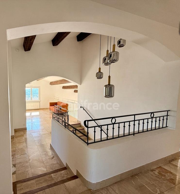 Maison - 315 m² - 11 pièces