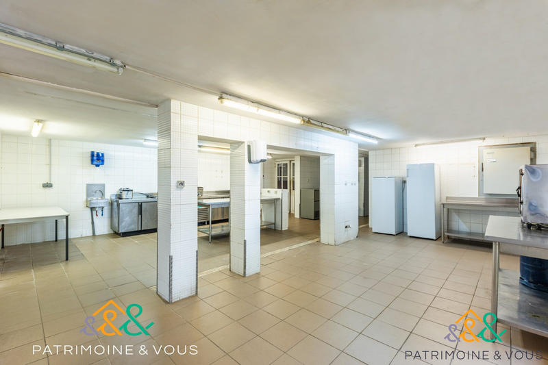 Local commercial - 1 175 m² - 28 pièces