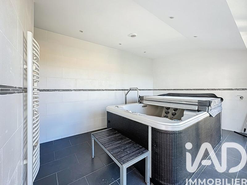 Maison - 260 m² - 8 pièces