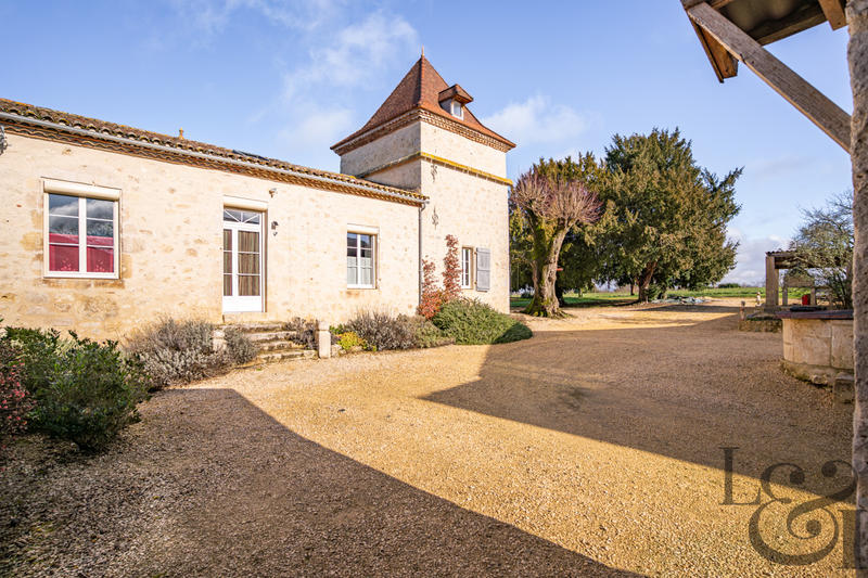 Maison - 334 m² - 10 pièces