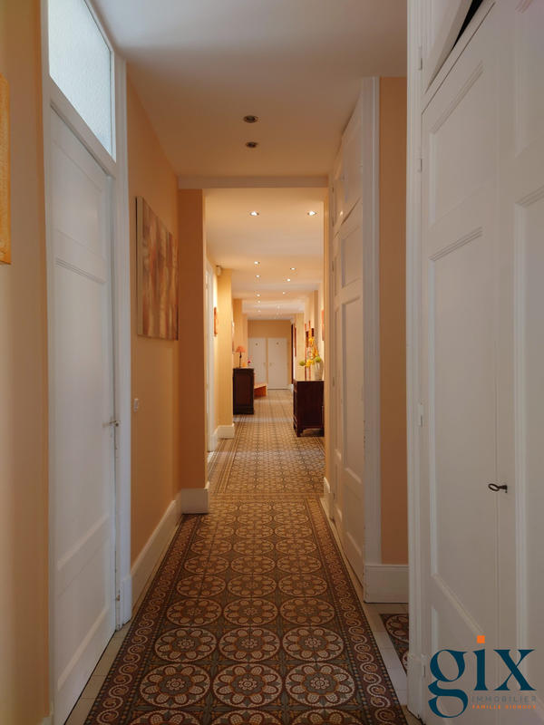 Appartement - 255 m² - 10 pièces