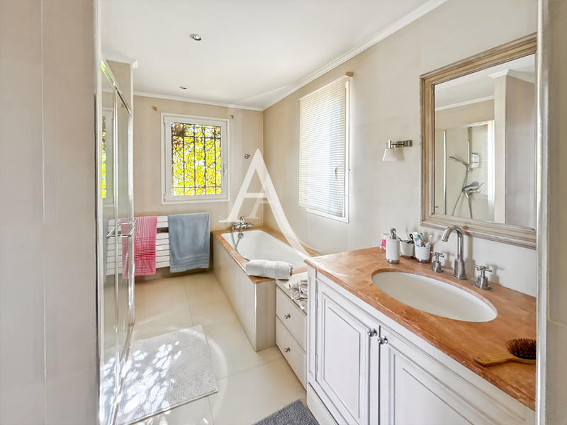 Maison - 295 m² - 10 pièces