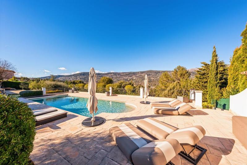 Villa - 300 m² - 6 pièces