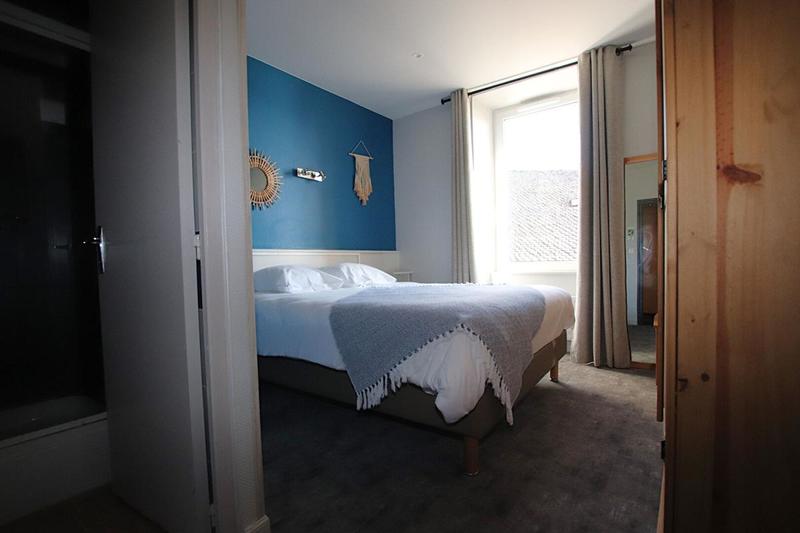 Maison - 1 300 m² - 40 pièces