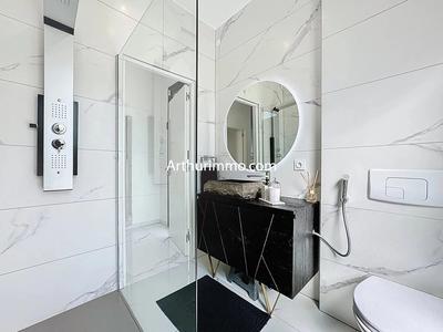 Maison - 235 m² - 8 pièces