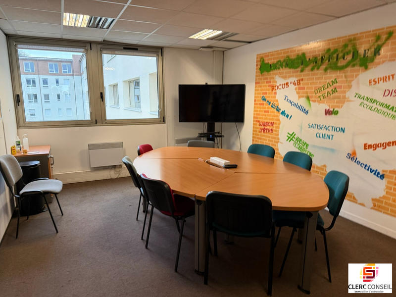 Bureau - 866 m²