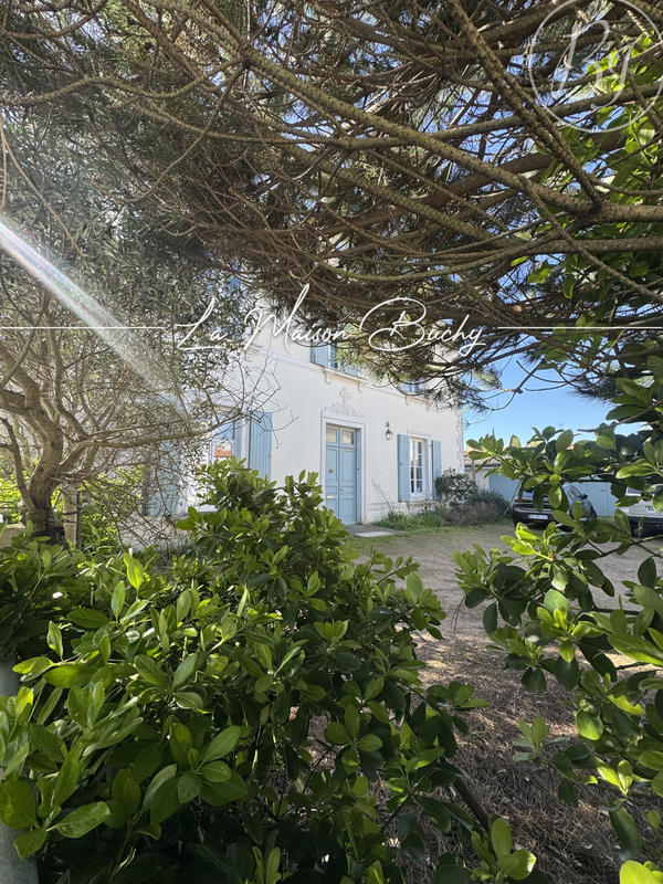 Maison - 295 m² - 11 pièces