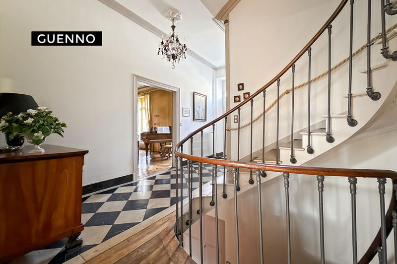 Maison - 320 m² - 12 pièces