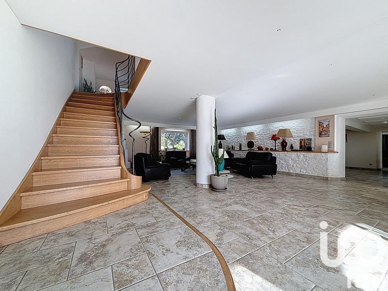 Maison - 660 m² - 16 pièces