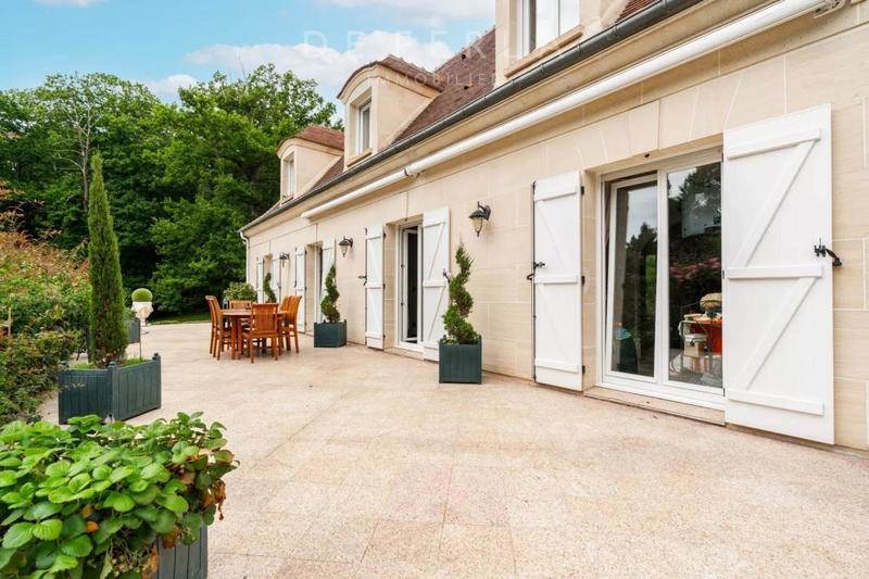 Demeure - 250 m² - 10 pièces