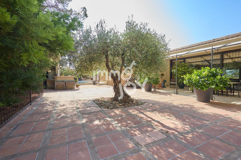 Villa - 320 m² - 8 pièces