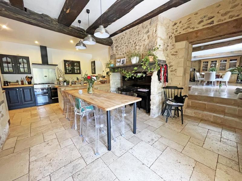 Maison - 250 m² - 7 pièces