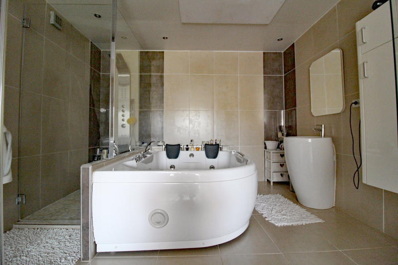 Maison - 325 m² - 9 pièces