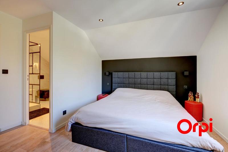 Maison - 242 m² - 8 pièces