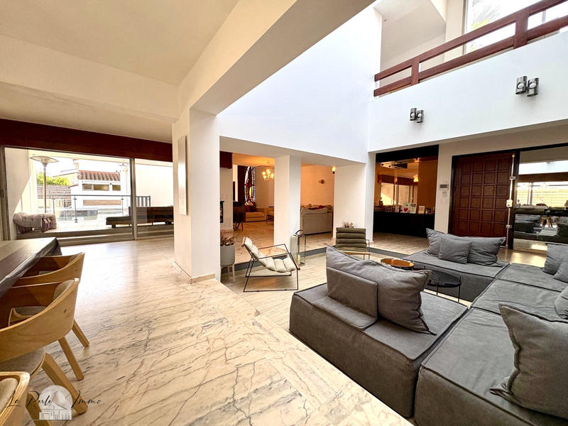 Villa - 300 m² - 7 pièces