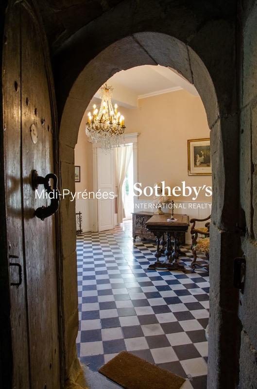 Château - 1 573 m² - 36 pièces